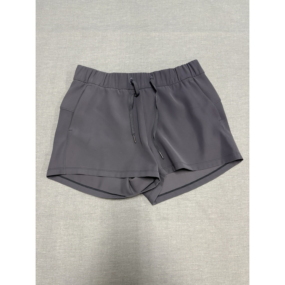 Lululemon On The Fly Woven Shorts 2.5" Women's Size 8 Mid Rise Moonwalk EUC
